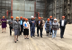 Экскурсия для ветеранов состоялась на судостроительном  заводе «Лотос»
