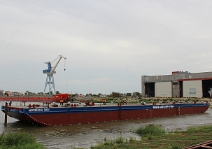 На судостроительном заводе «Лотос» (входит в ОСК) спустили на воду грузовой понтон